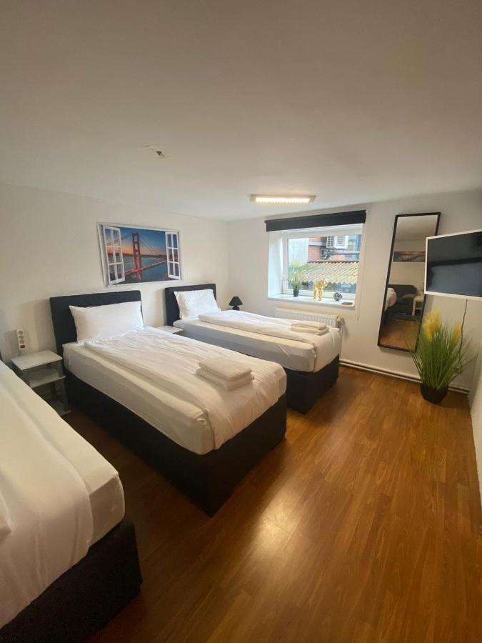 110 qm Große Wohnung direkt am Hauptbahnhof Neumünster Exterior foto