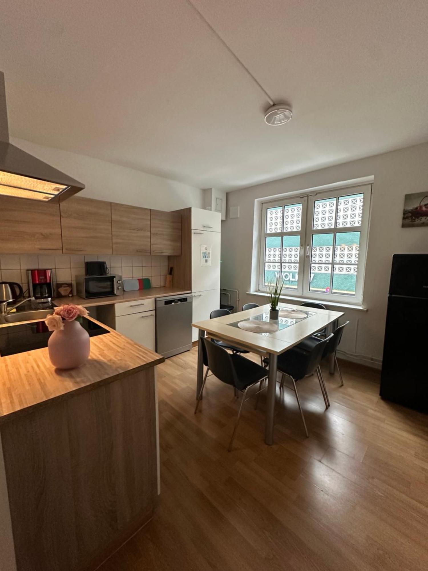 110 qm Große Wohnung direkt am Hauptbahnhof Neumünster Exterior foto