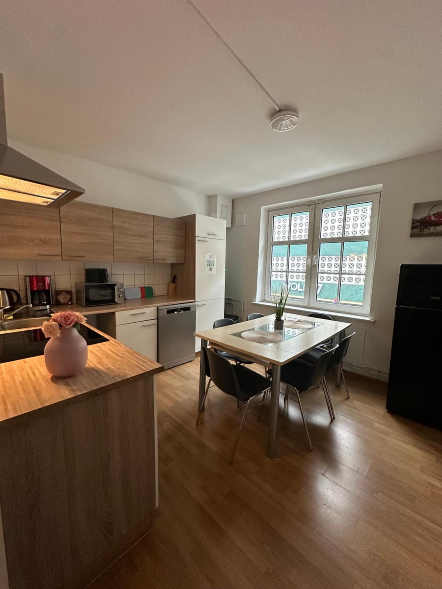 110 qm Große Wohnung direkt am Hauptbahnhof Neumünster Exterior foto