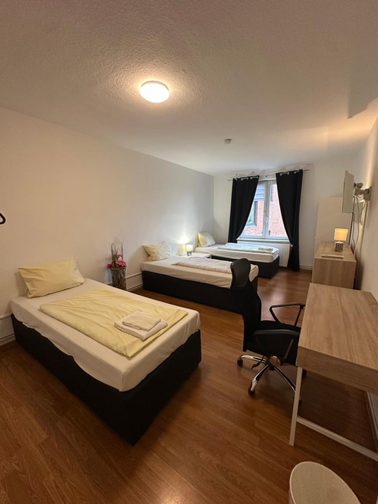 110 qm Große Wohnung direkt am Hauptbahnhof Neumünster Exterior foto