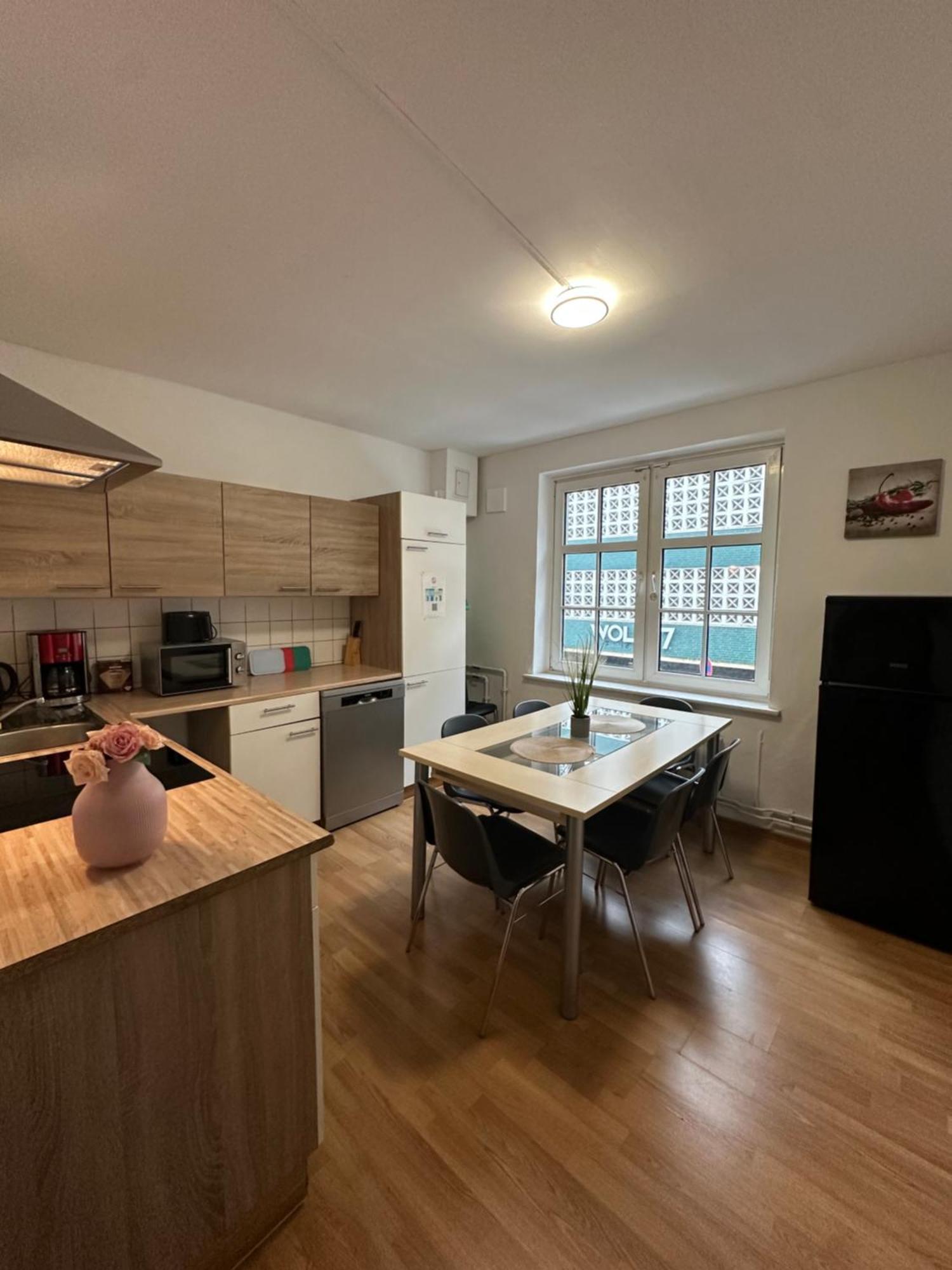 110 qm Große Wohnung direkt am Hauptbahnhof Neumünster Exterior foto