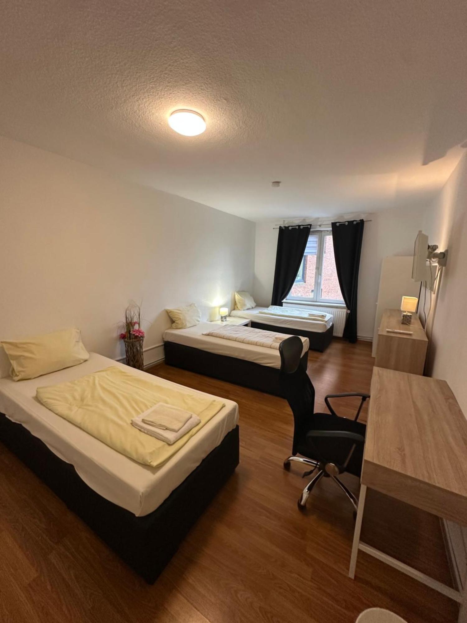 110 qm Große Wohnung direkt am Hauptbahnhof Neumünster Exterior foto